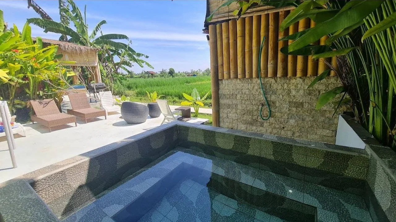 Бассейн на территории Arte and Bamboo Tea Villas